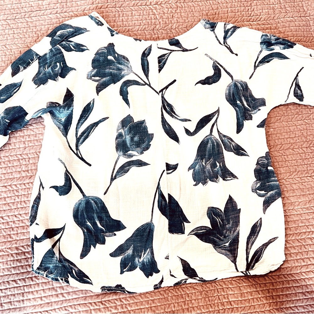 Cute very over-sized linen-feeling blouse!